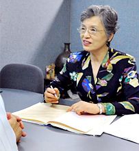 山田 万里子